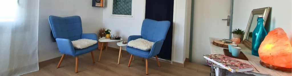 Fauteuil confortable dans un cabinet d’hypnose à Larmor-Plage, ambiance douce et apaisante